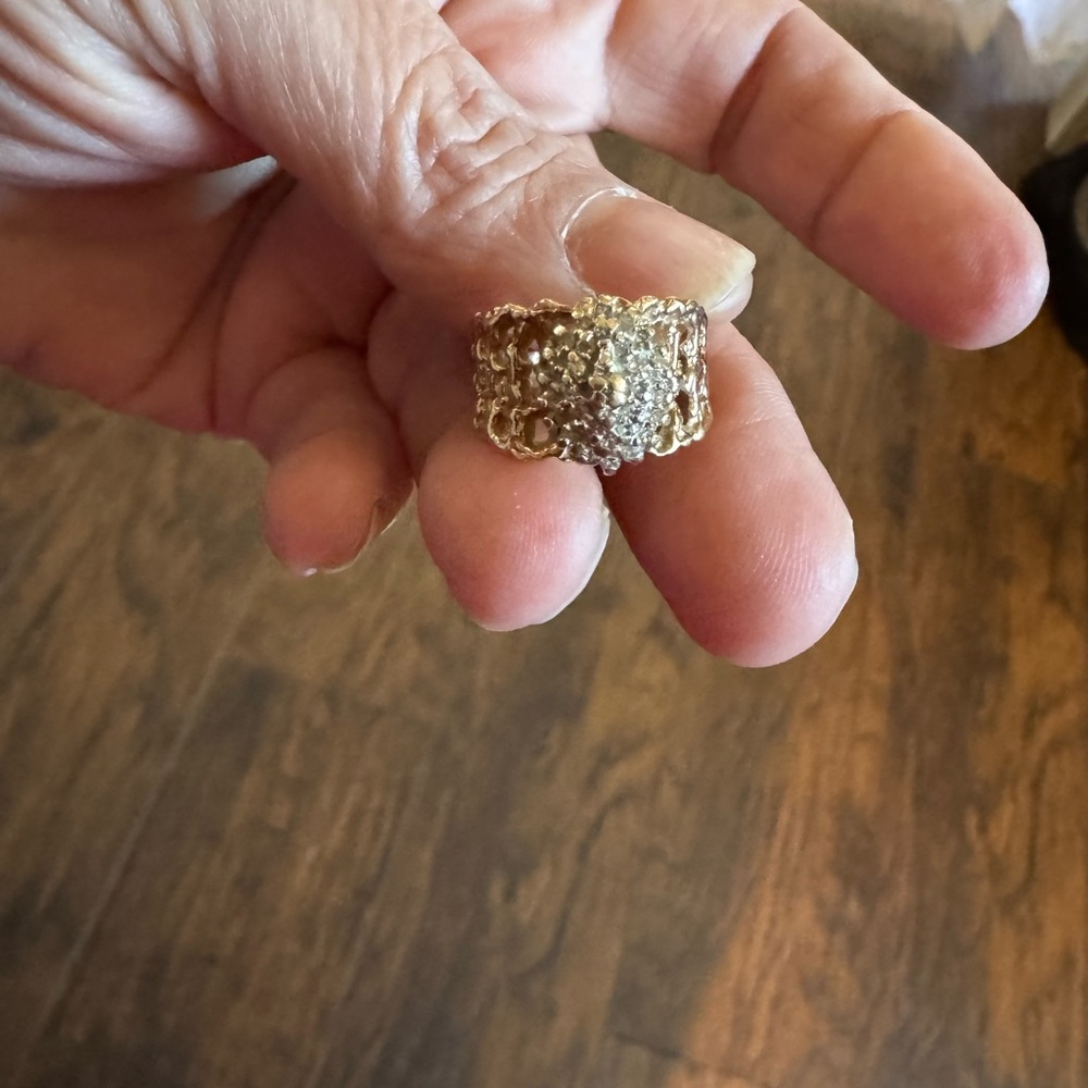 10K gold size 7 diamond chips ring